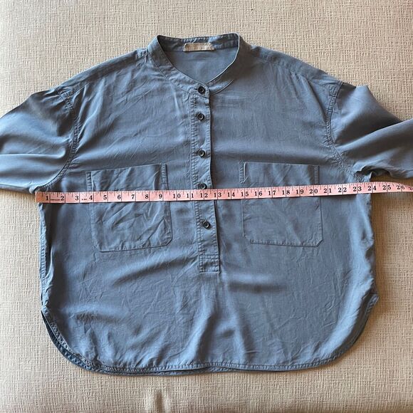 Everlane Washable Silk Henley in blue, size 8 - Picture 6 of 7